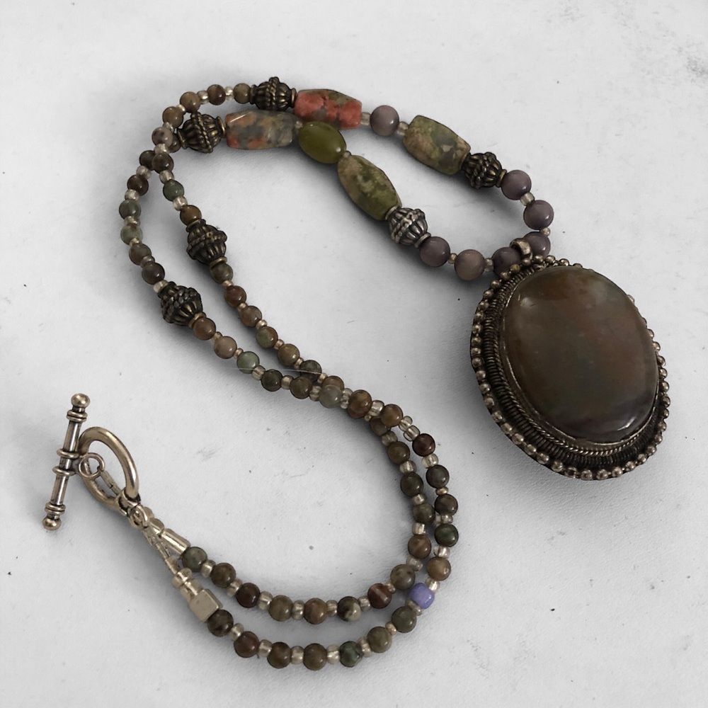 Indian Metalwork-Style Stone Necklace